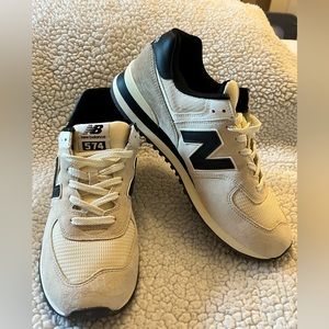NEW BALANCE
574 Classic Sneaker